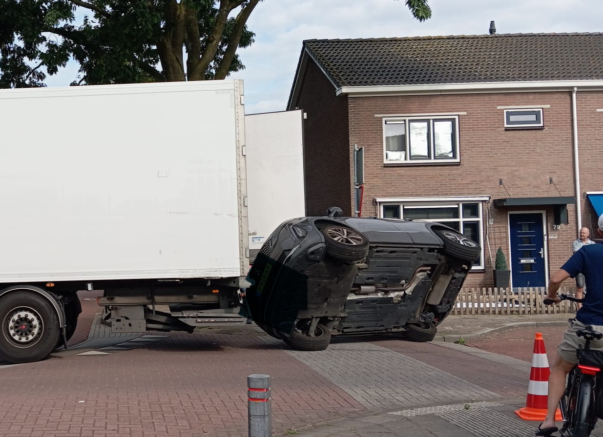 schade foto ongeluk vrachtwagen met auto Fems Schadeadvies