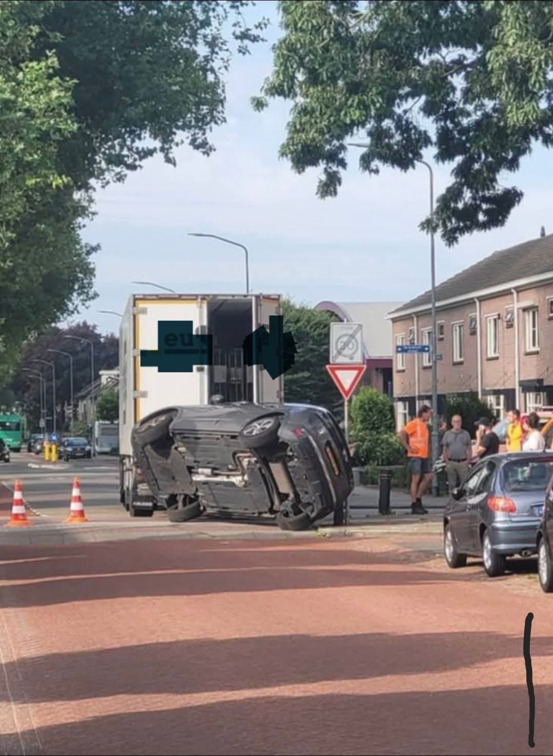 foto ongeval vrachtwagen met auto Fems Schadeadvies schade 